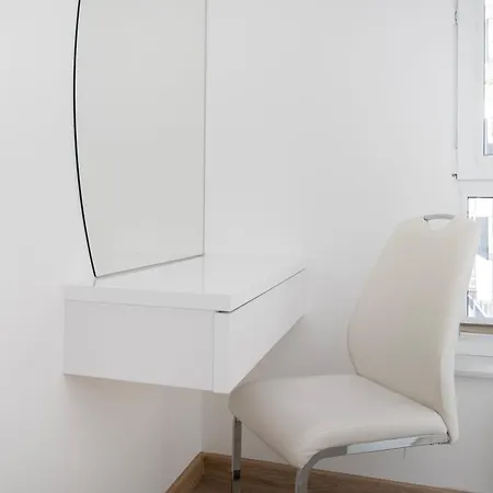 Widzewska Deluxe By Bookinghost *