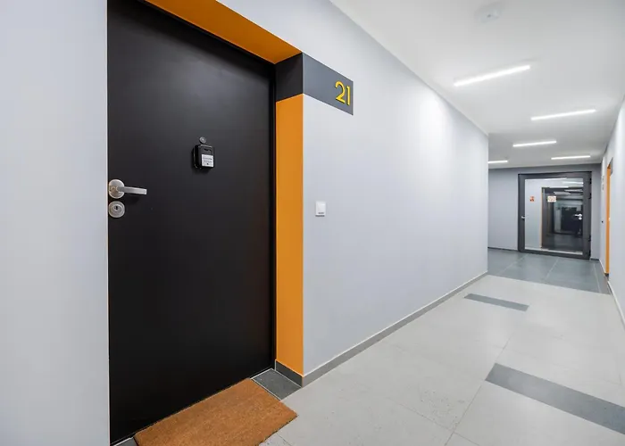 Widzewska Deluxe By Bookinghost وودج