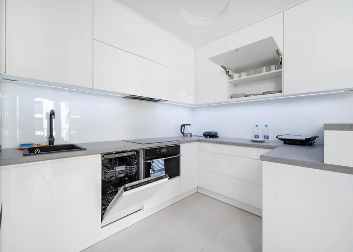 Widzewska Deluxe By Bookinghost وودج